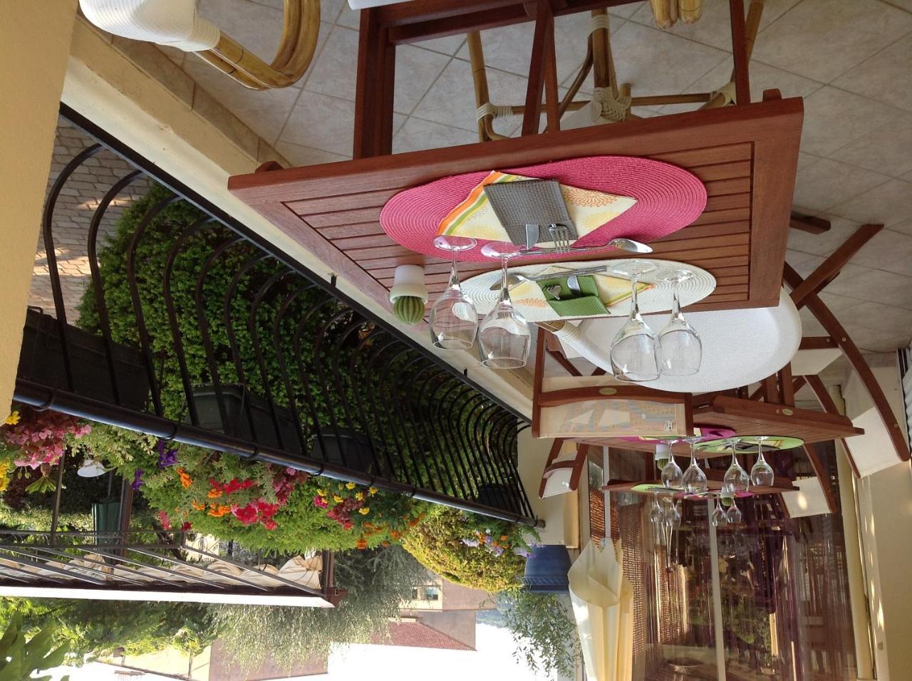Hotel Restaurant Les Oliviers 니옹 외부 사진